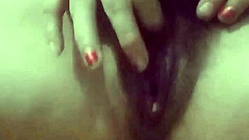 this girl is masturbating with toys, so hot 😍