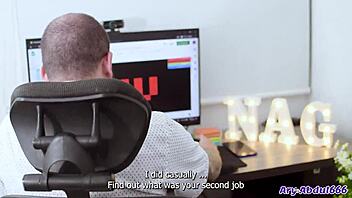 dejo que mi jefe me folle en la oficina para mantener el trabajo