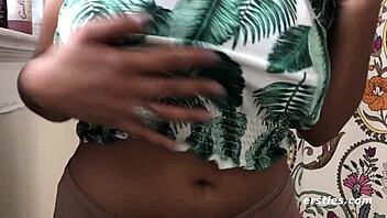 Kay dochodzi intensywnie na kanapie z wielkimi cyckami