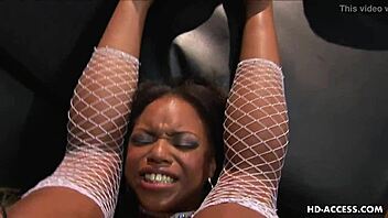 Pizda neagrei e linsă intens