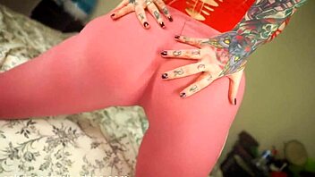 Does Sabrina Sabrok Show Her Huge Ass In Leggings?