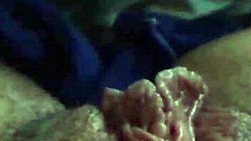 毛むくじゃらのマンコにイタズラマッサージ処女18+風