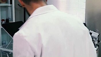 Doktor sakit puan selit kontol besar ke pussy basah semasa terapi