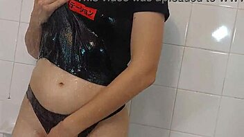 Nerdy step-sister indulges in solo play in the bath
