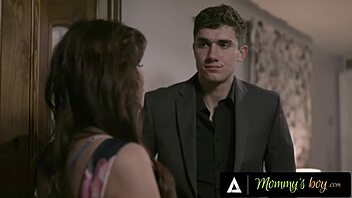 Мамино момче - MILF Сирен де Мерс я пръскат здраво с пръсти от 20-годишен фен!