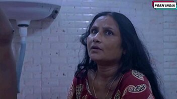 Steamy session with an Indian pair on the seaside