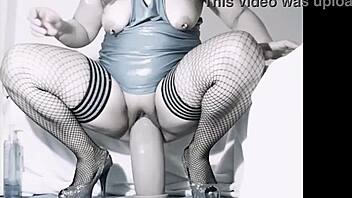 Curvy amateur Latina MILF enjoys inserting Hanke's XXL toy