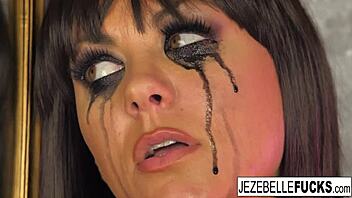 Jezebelle Bond dominates solo play in steamy bathtub session