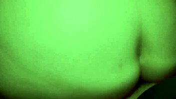 Sdílení postele s mojí horkou nevlastní mámou se zvrtne divoce! 🔥