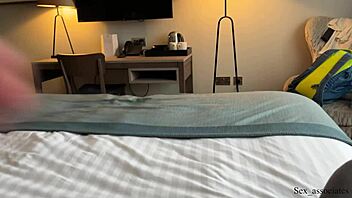 Att dela säng med kollega blir oväntat hård anal-knull