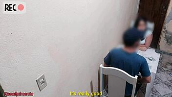 Kišni dan pretvara se u seks u kupatilu u mom baru sa uskom Indijkom