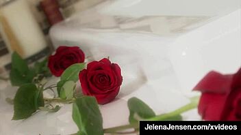 I love how Jelena Jensen and Vanessa Veracruz finger each other in the tub