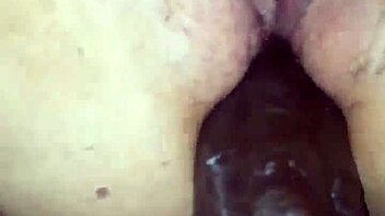 Велика дупе зрела жена јебана догги стилом од огромног BBC блиско.