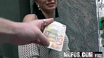 Мофос публичен пикъп с бюсти евро Саманта Блейз получава епично лице