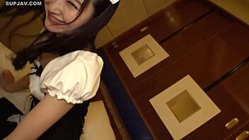 Próbáltad már nyers baszást kis tiszta szobalánnyal?