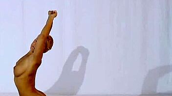 Sett Andreykinas nakna gymnastikrörelser för FlexyTeen 18+? Ren flex!