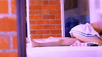 la novia lo sorprendio con propuesta irresistible invitandolo a juego de pasion donde toma control