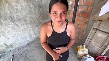 Mando a lavar ropa con la vecino pero le pido una MAMADA y SEXO al aire libre.