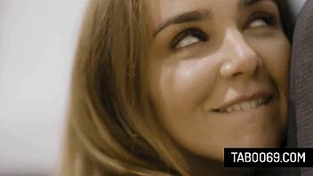 Кривата Наташа Найс получава силно ебане в кучешки стил