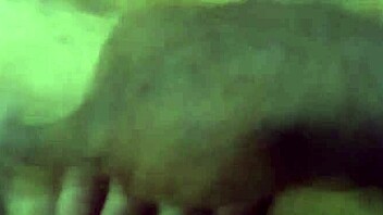 Tirando caba�o da novinha cums