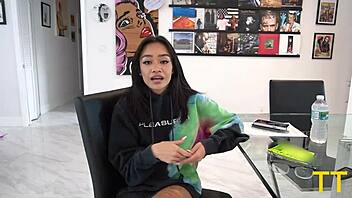 Novinha 18+ asiática buceta apertada perde corrida e apanha de quatro com rola grossa!