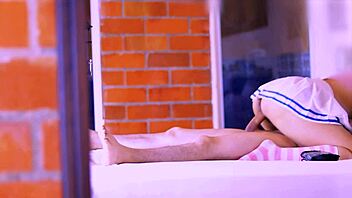 la novia lo sorprendio con propuesta irresistible invitandolo a juego de pasion donde toma control