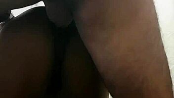 Want to put the dick in the novinha from behind?