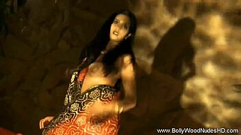 hey, check this exotic asian bolly babe in solo action!