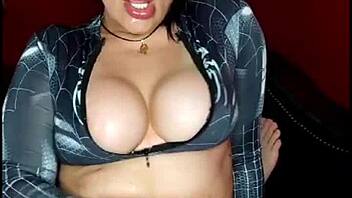 A potra Aleja faz cosplay do Homem-Aranha pro sobrinho fã da Marvel