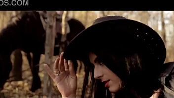 Cavalcata all'aperto con matrigna sexy curvy! 🔥