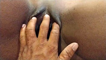 Masturbando novinha safada