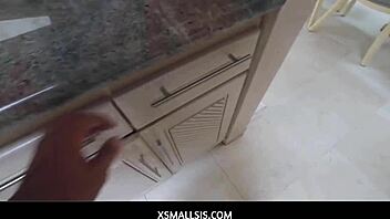 Ashley Adams Engole o Pau do Irmão Postiço no Cu!