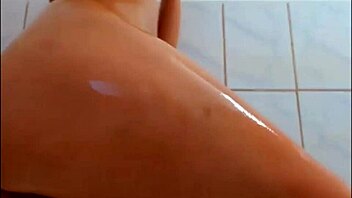 继妹淋浴秀大奶翘臀