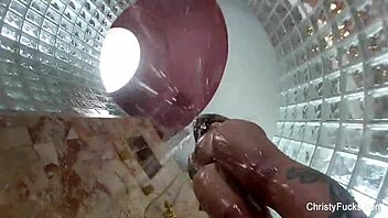 Christy Mack koser seg bak scenen med store pupper