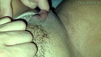 Divoký domácí šuk s uklízečkou! Monstr chuj líže sexy milf k intenzivnímu orgasmu!