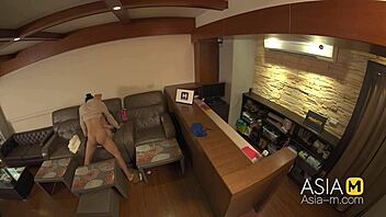 Wu qian qian gets fingered and blown in outdoor massage parlour