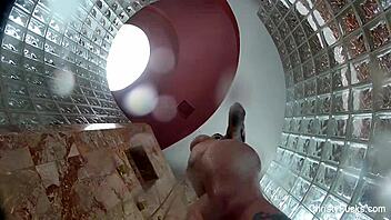 Christy Mack se zabava zadaj z velikimi joškami