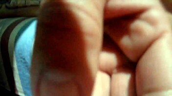 esperando no sofa com cuzinho aberto pra engolir piroca gigante 😏