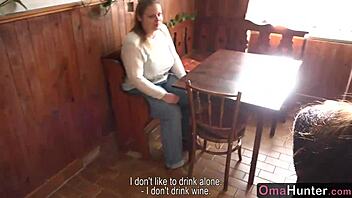 Debela zrela Omahunter se igra velikom pičkom uz devojku 18+