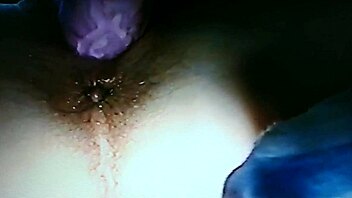 Hjemmelavet scene: blindfoldede kone kneppes med kanin-legetøj