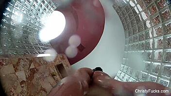 Christy Mack se zabava zadaj z velikimi joškami