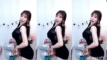 Jeehyeoun, ready for another sexy dance show?