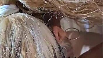 Feliz navidad cuckold pam hotwife de colegiala y sin condon follando frente a su marido no aguanta las ganas de unirse y meterle la verga