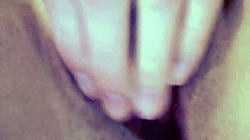 我独自浴室抚摸紧致阴道，感觉狂野