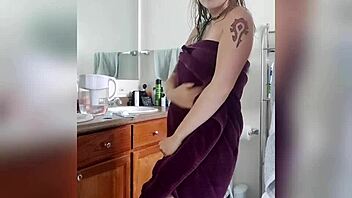 Haluatko nähdä mun karvaiset vaaleat kurvit höyryävän suihkun jälkeen?