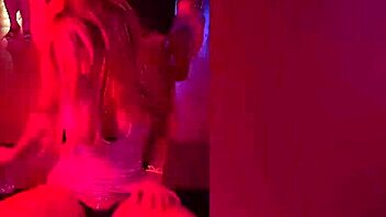 dançando com minha amiga loira e transando na festa