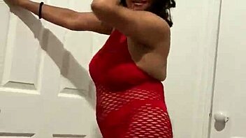 Anna Maria érett latin csaj mutatja nagy cicijét