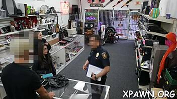 Nega lepotica vzame denar za jebo v trgovini