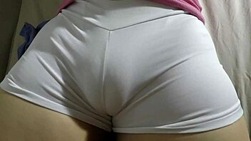 भाई मेरे कैमलटो को टाइट शॉर्ट्स में टच कर रहा है... 😳