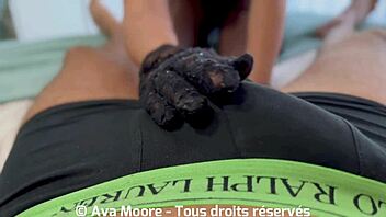 Belle Brunette sesa ogromen kurac v čipkastih rokavicah do izliv